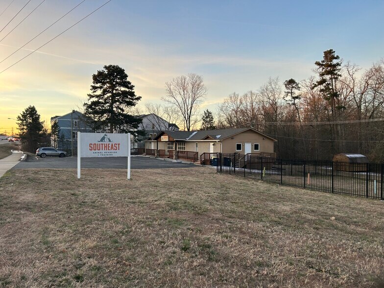 More Photos Of 10401 Rozzelles Ferry Rd, Charlotte Medical For Sale