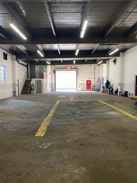 More Photos Of 15011 Guinzberg Rd, Jamaica Warehouse For Lease