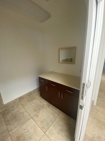 More Photos Of 3080 W Flagler St, Miami Medical For Sale