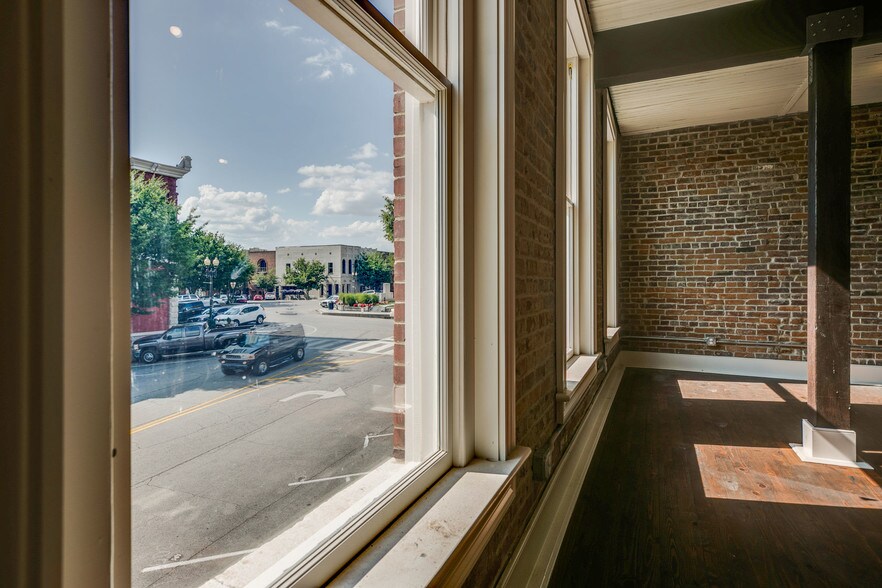 More Photos Of 803 S Main St, Columbia Storefront Retail Office For Lease