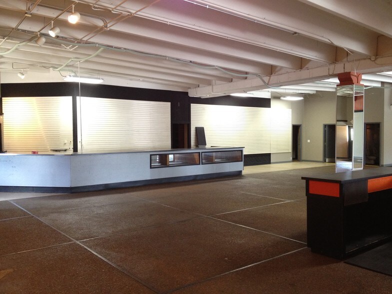 More Photos Of 2200 N Rand Rd, Palatine Freestanding For Sale