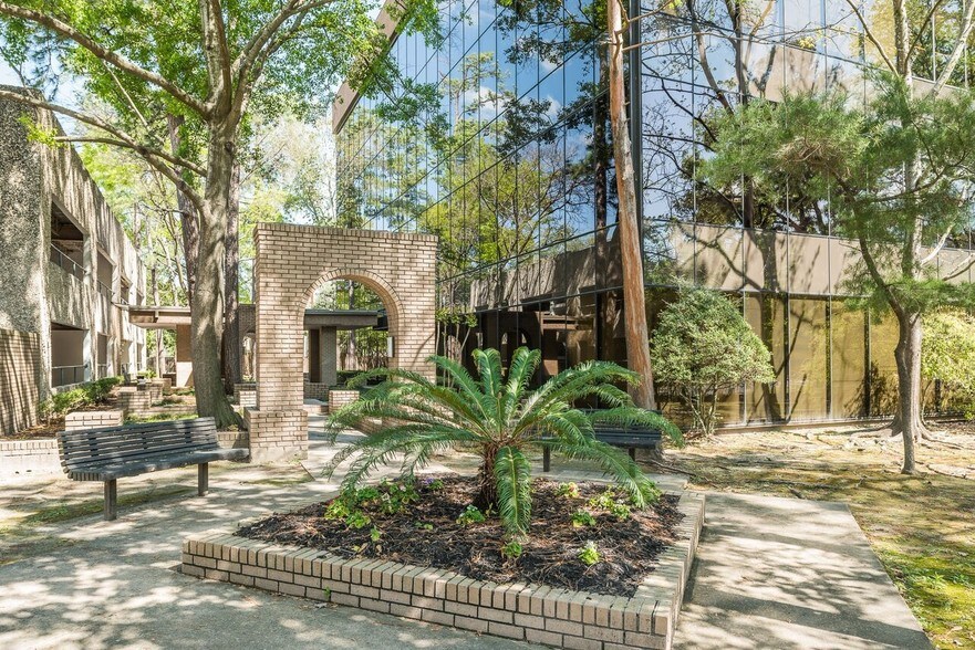 More Photos Of 2180 North Loop W, Houston Unknown For Lease