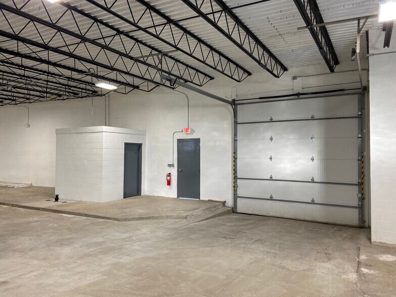 More Photos Of 20 Lexington Pl, Austintown Warehouse For Lease