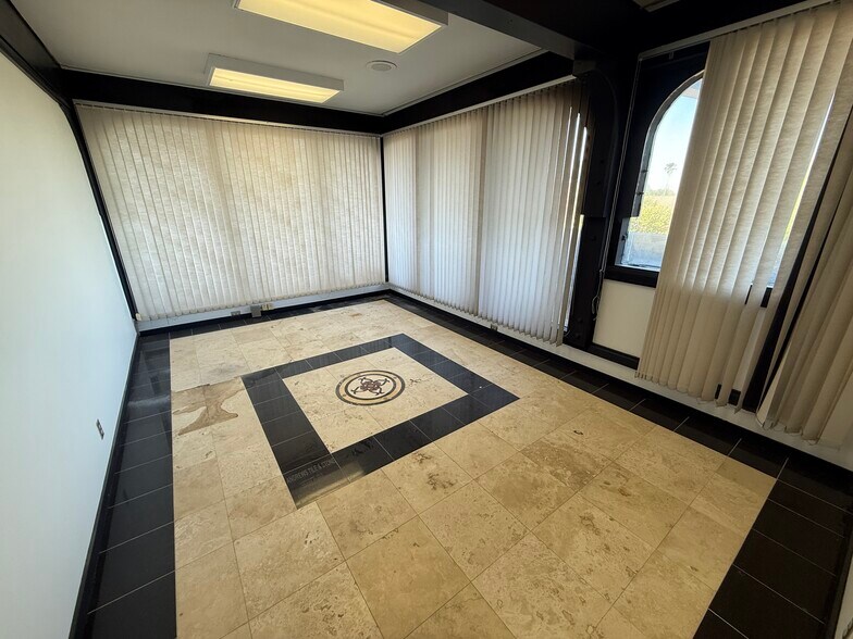 More Photos Of 5660 Freeport Blvd, Sacramento Office For Sale