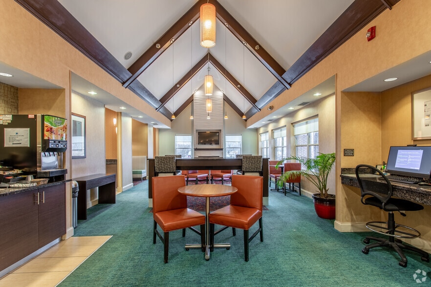 More Photos Of 9765 Crosspoint Blvd, Indianapolis Hotel For Sale