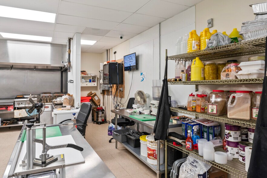 More Photos Of 322-323 W Lee Hwy, Warrenton Freestanding For Lease