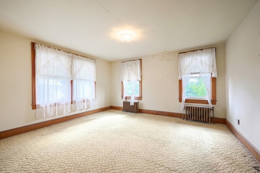 More Photos Of 41 W Main St, Fawn Grove Flex For Sale