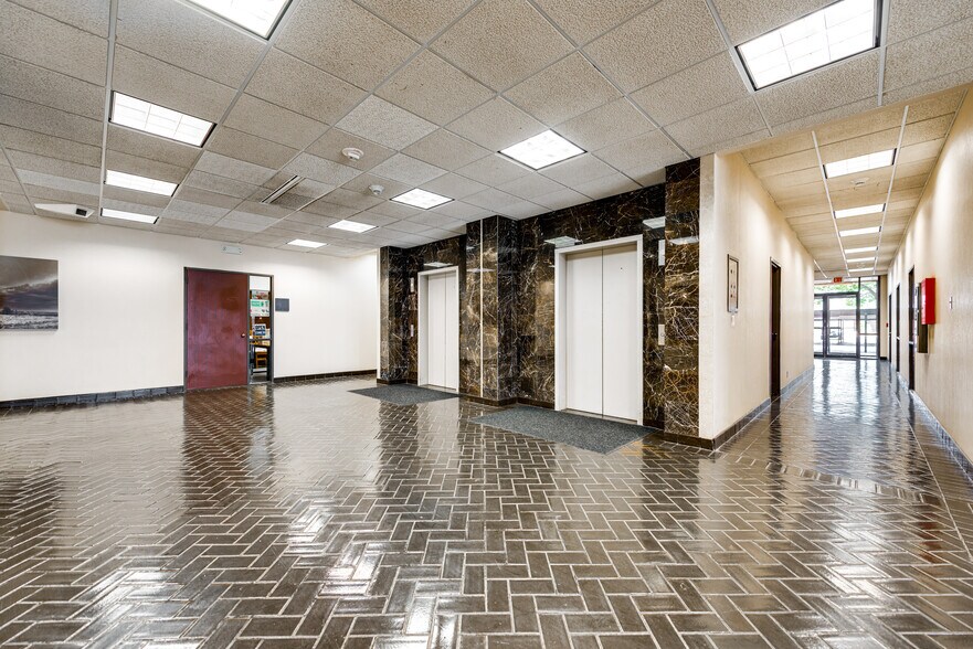 More Photos Of 24 Smith Rd, Midland Office For Lease