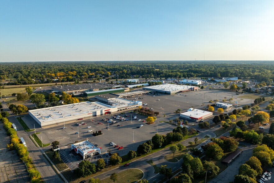 More Photos Of 438-462 E Edgewood Blvd & SEC American Rd & E Edgewood Blvd, Lansing Storefront For Lease
