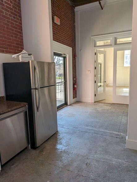 More Photos Of 583 Pacific St, Stamford Freestanding For Lease