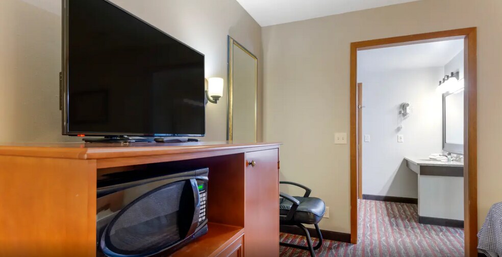 More Photos Of 2050 S US 41, Marquette Hotel For Sale