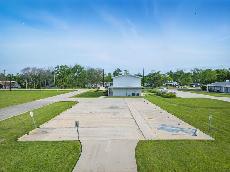 More Photos Of 421 Jones Rd, Highlands Warehouse For Lease