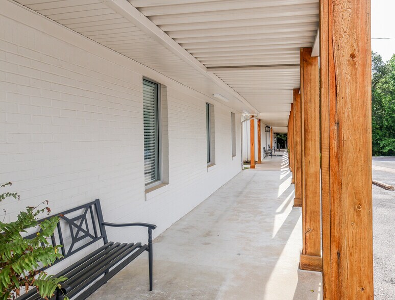 More Photos Of 2889 S Lamar Blvd, Oxford Flex For Lease