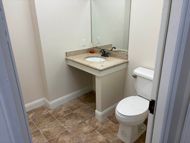 More Photos Of 5902 Winsome Ln, Houston Office Residential For Sale