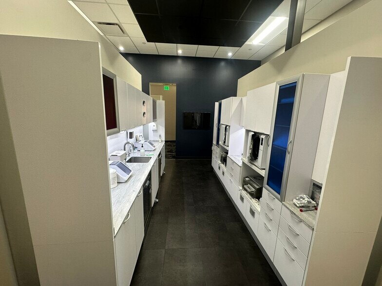 More Photos Of 2540 S San Tan Village Pky, Gilbert Freestanding For Lease