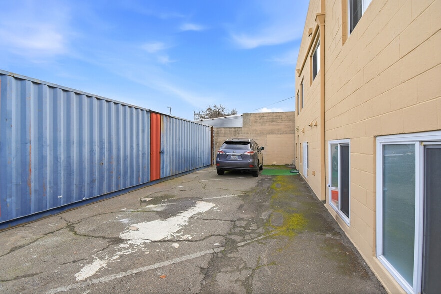 More Photos Of 2809-2815 Macdonald Ave, Richmond Office For Sale