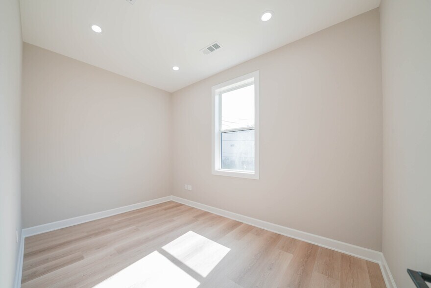 More Photos Of 1325 Main St, Katy Office Residential For Lease