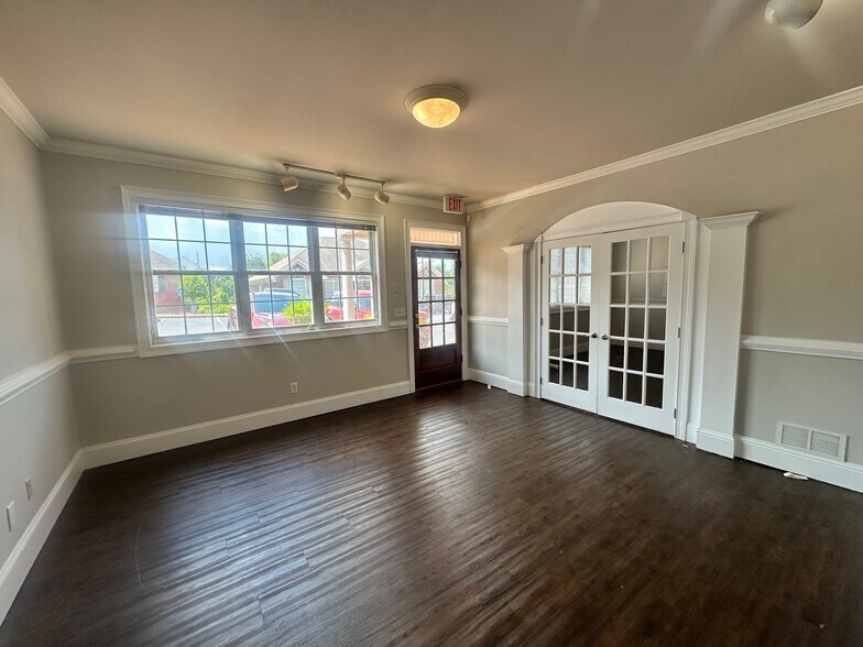 More Photos Of 327 Dahlonega St, Cumming Office For Lease