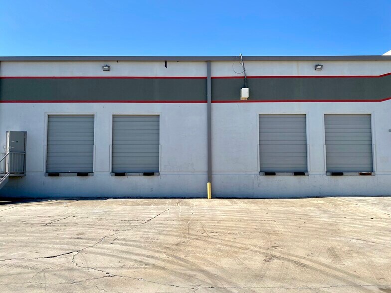 More Photos Of 5405 Bandera Rd, San Antonio Light Distribution For Lease