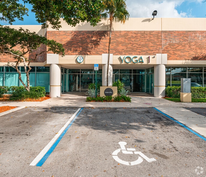 More Photos Of 1 Oakwood Blvd, Hollywood Unknown For Lease