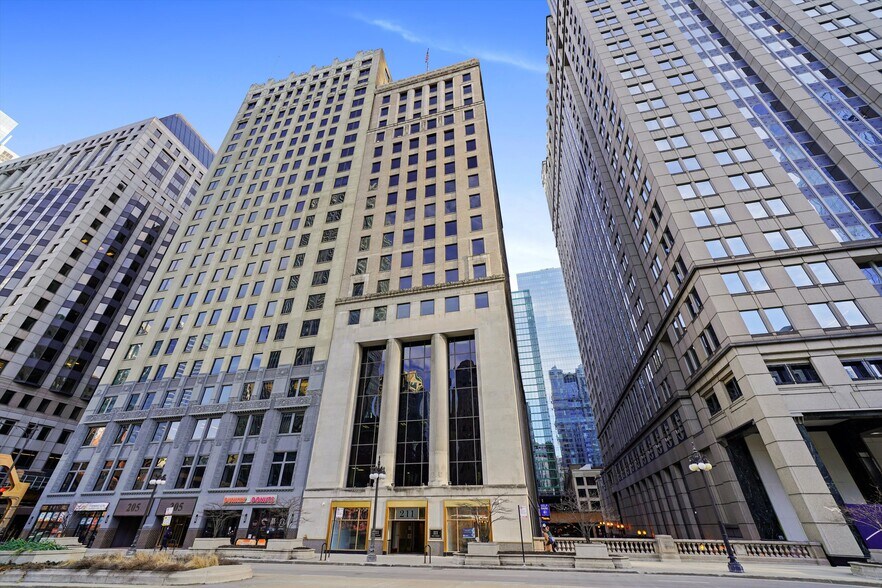 More Photos Of 211 W Wacker Dr, Chicago Office For Sale