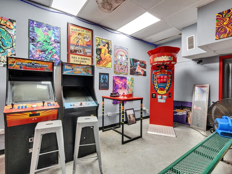 More Photos Of 1922 Strand St, Galveston Freestanding For Lease