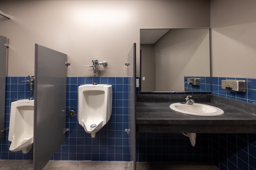 More Photos Of 5600-5628 Lincoln Dr, Edina Light Distribution For Lease