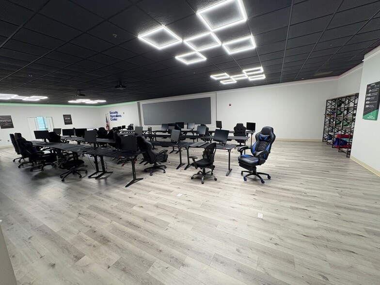 More Photos Of 45305 Catalina Ct, Sterling Showroom For Sale