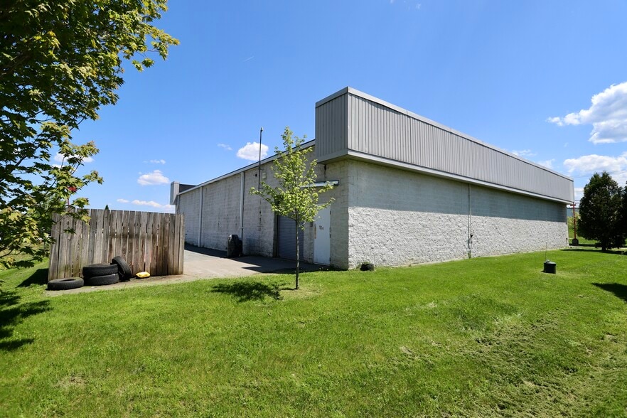 More Photos Of 108 Community Dr, Newport Freestanding For Lease