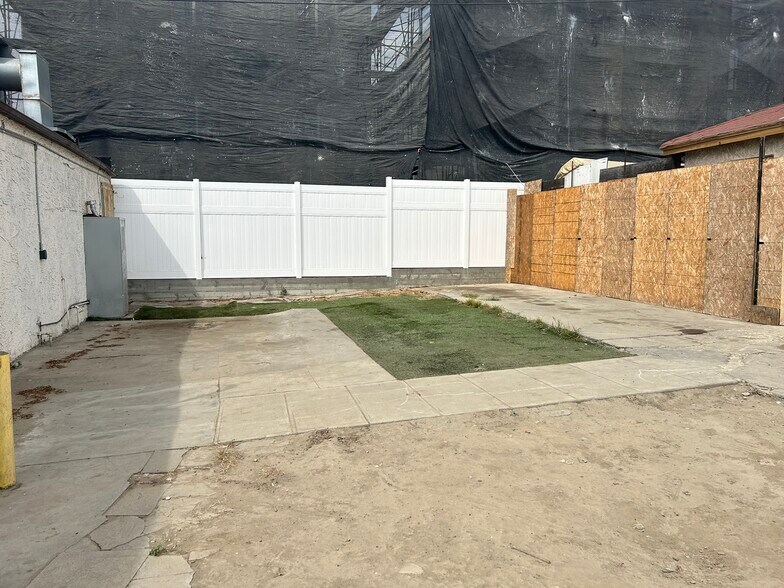 More Photos Of 8122 Avalon Blvd, Los Angeles Storefront Retail Residential For Lease