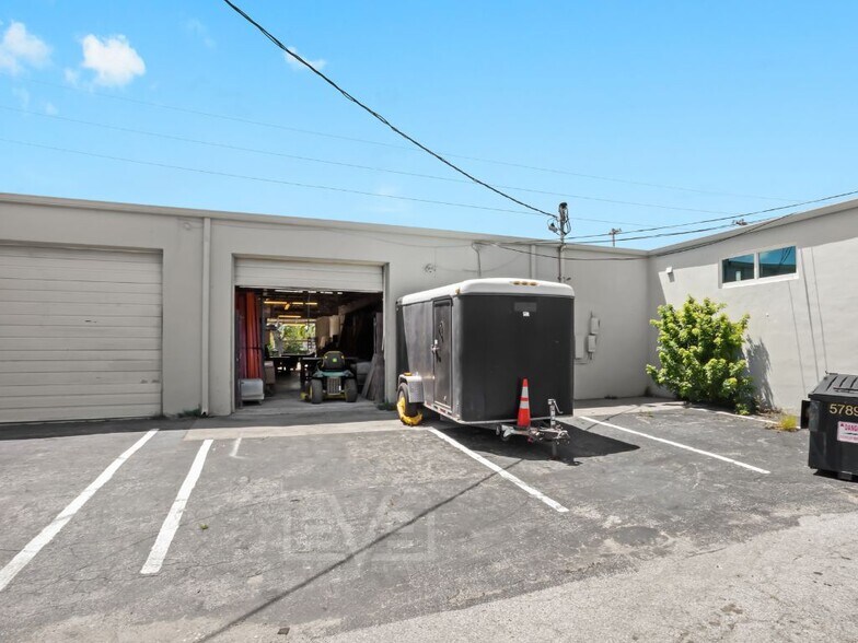 More Photos Of 3930-3948 NE 5th Ave, Oakland Park Warehouse For Lease