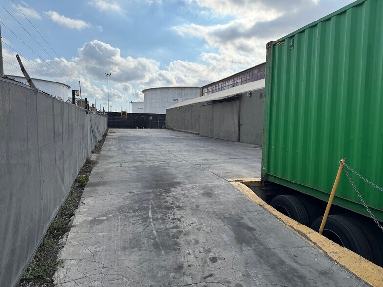 More Photos Of 2300 E Curry St, Long Beach Warehouse For Lease