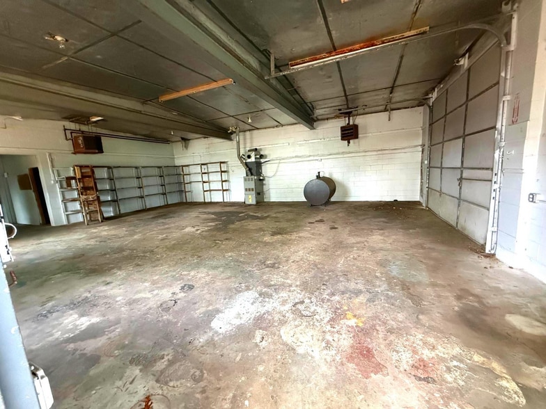 More Photos Of 407 S West Blvd, Landisville Warehouse For Lease