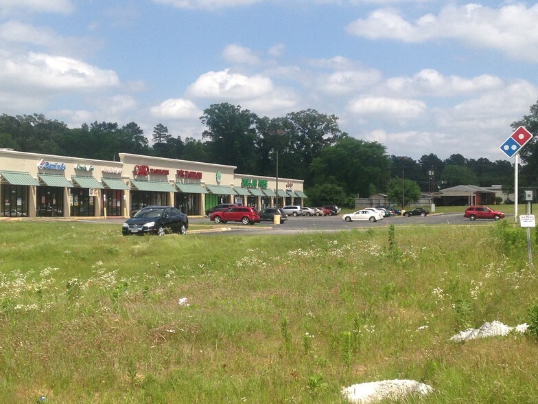More Photos Of 711 Estes Dr, Longview Freestanding For Lease