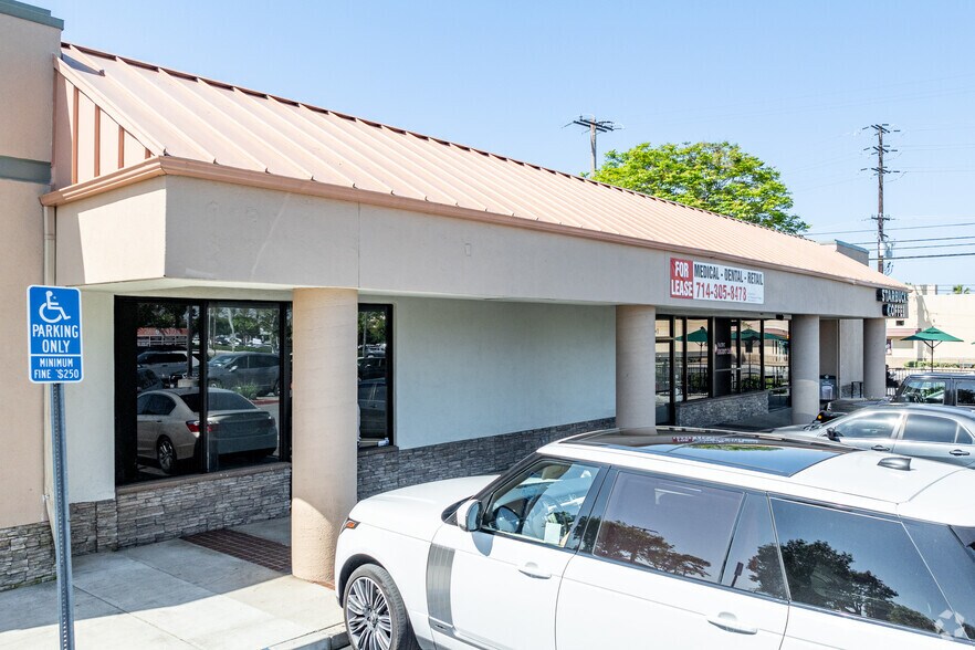 More Photos Of 2115 N Tustin St, Orange Freestanding For Lease