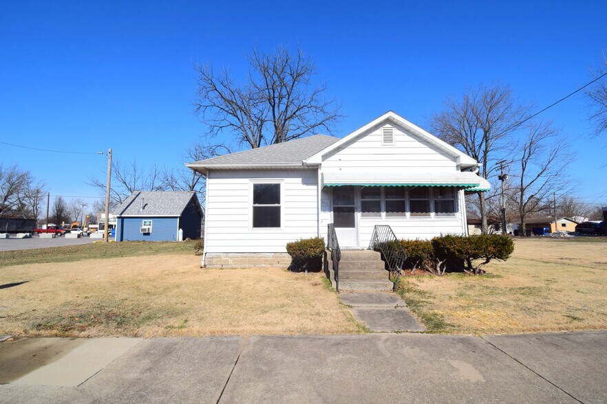 More Photos Of 102 N Park St, Sesser Restaurant For Sale