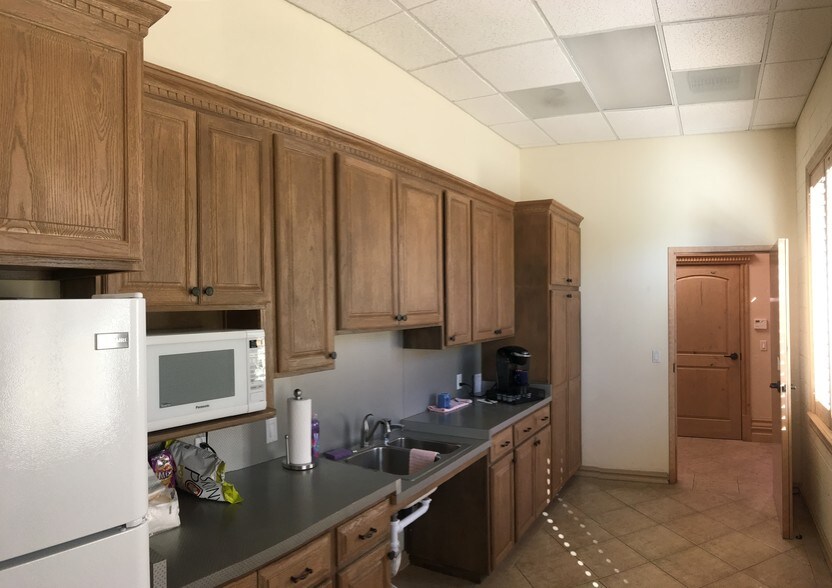 More Photos Of 5974 Silver Springs Dr, El Paso Office For Lease