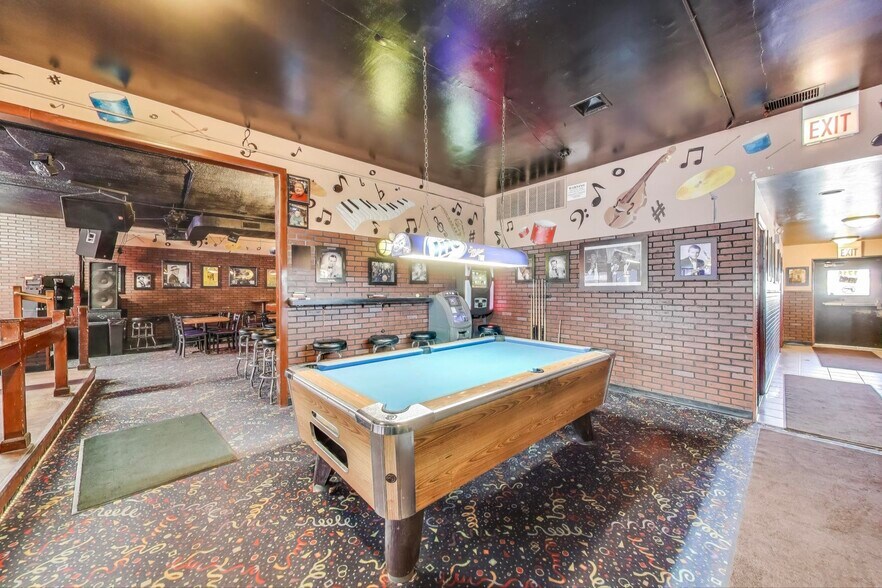 More Photos Of 1715 W Roosevelt Rd, Broadview General Retail For Lease