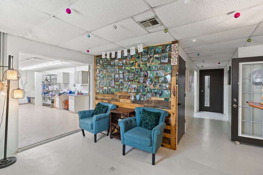 More Photos Of 119 Old River Rd, Montgomery Veterinarian Kennel For Sale