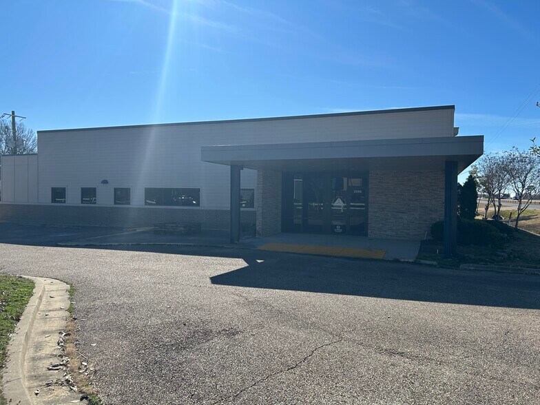 More Photos Of 2596 Interstate 55, Marion Medical For Lease