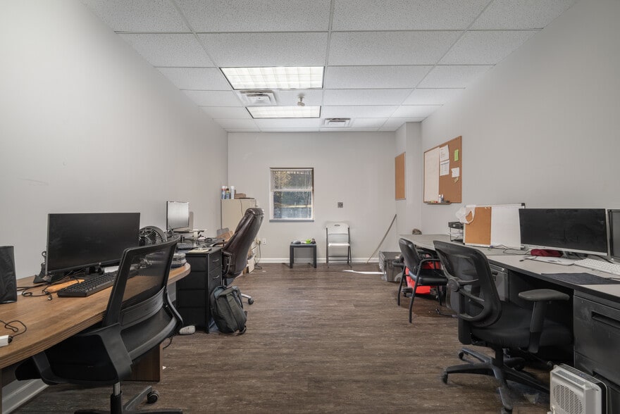 More Photos Of 2370 Justin Trl, Alpharetta Light Manufacturing For Sale