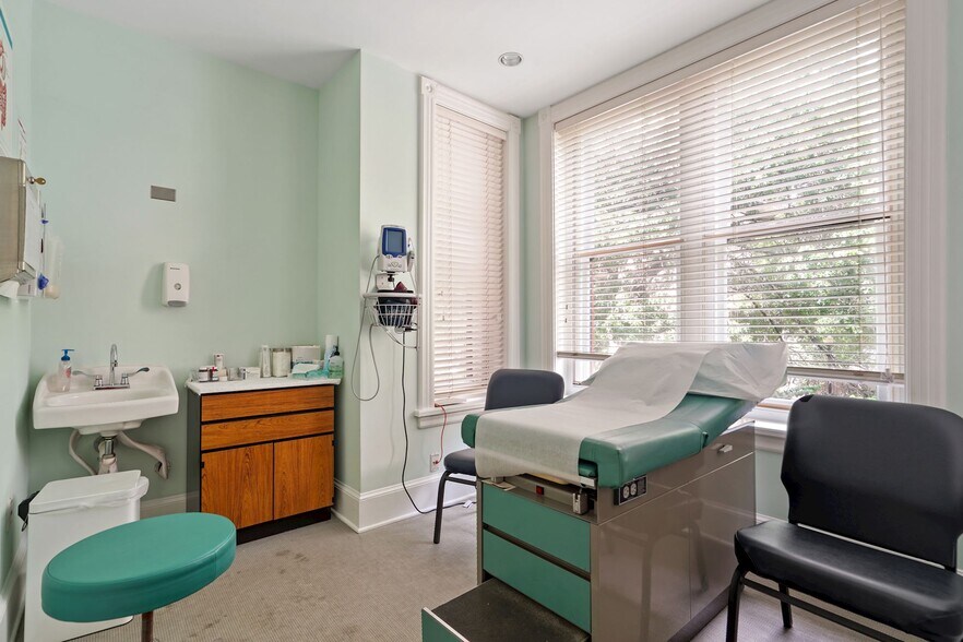 More Photos Of 1011 New Hampshire Ave NW, Washington Office For Sale