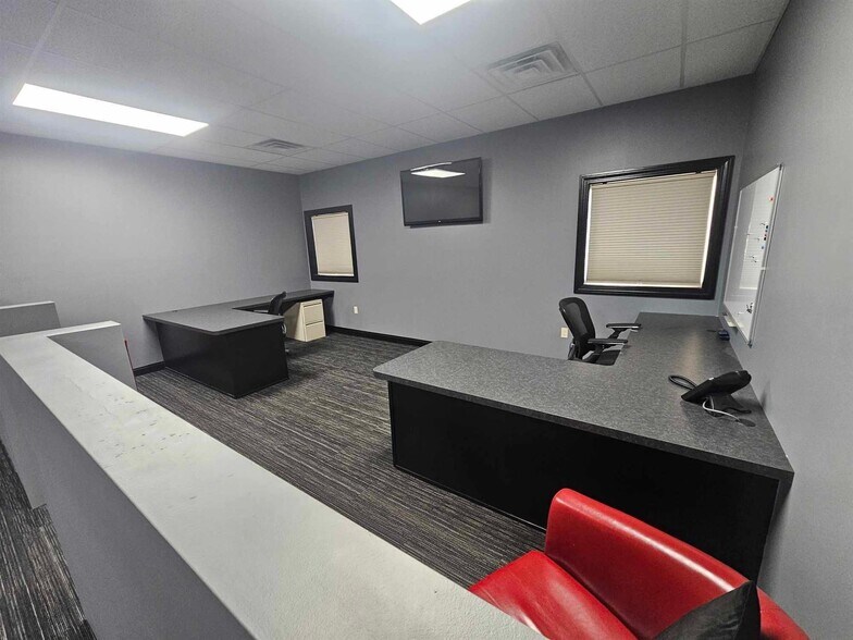 More Photos Of 170 W Circle Dr, Saint Charles Manufacturing For Sale