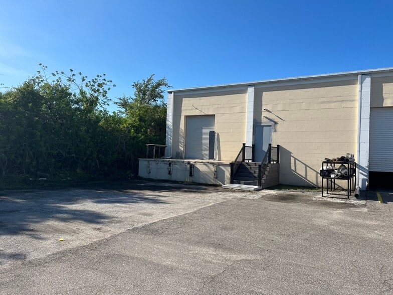 More Photos Of 6625 Anderson Rd, Tampa Warehouse For Lease