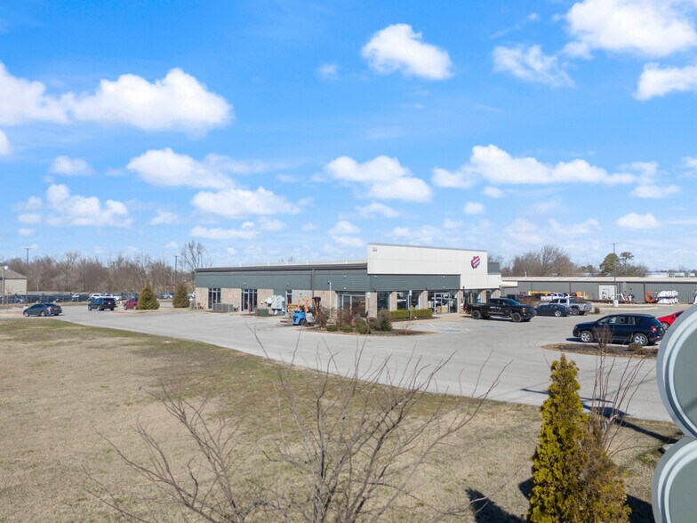 More Photos Of 2414 S 8th St, Rogers Freestanding For Lease