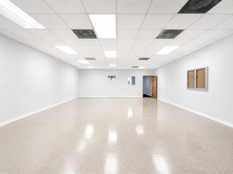 More Photos Of 5250 N Broadway St, Chicago Storefront For Lease