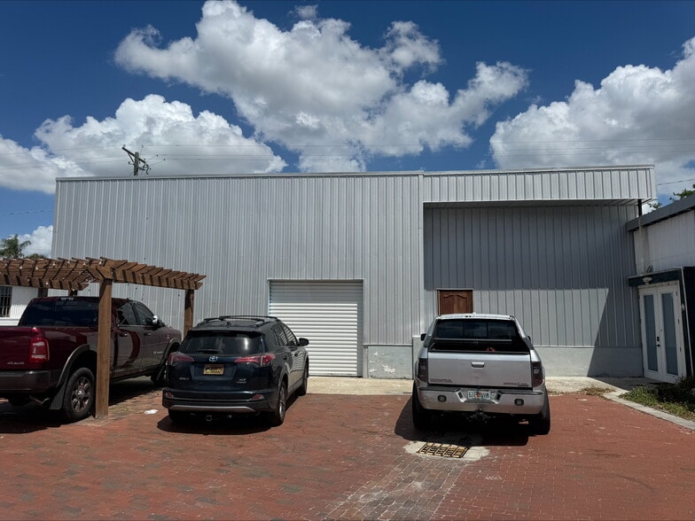 More Photos Of 1704 Cypress St, Tampa Industrial For Lease