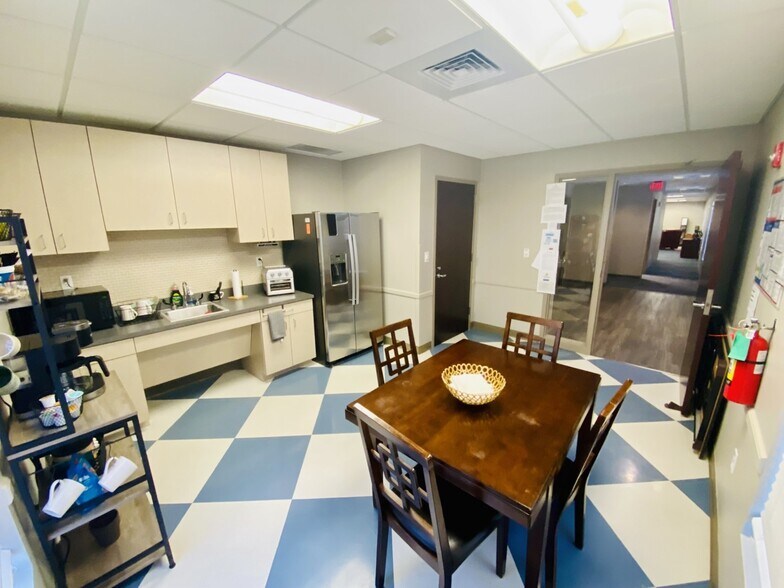 More Photos Of 1619 E Common St, New Braunfels Office For Sale