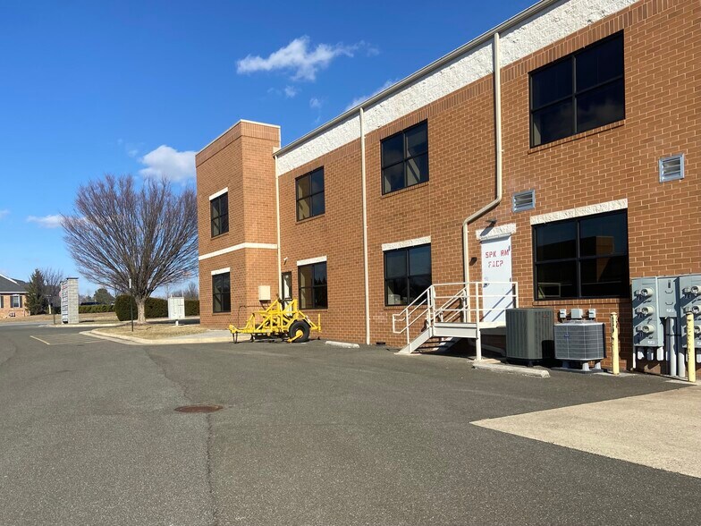 More Photos Of 240-252 Airport Rd, Winchester Light Distribution For Lease