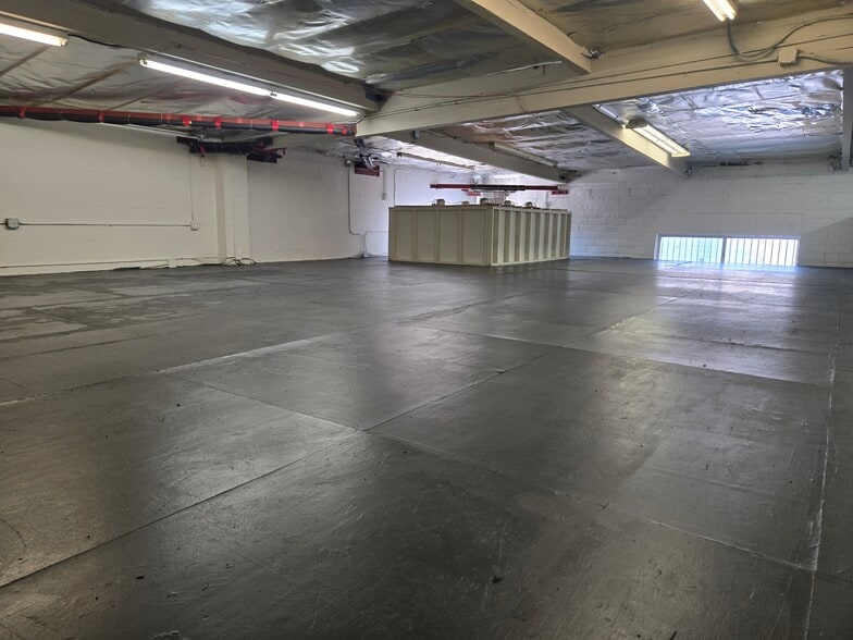 More Photos Of 8819-8825 Shirley Ave, Northridge Warehouse For Lease